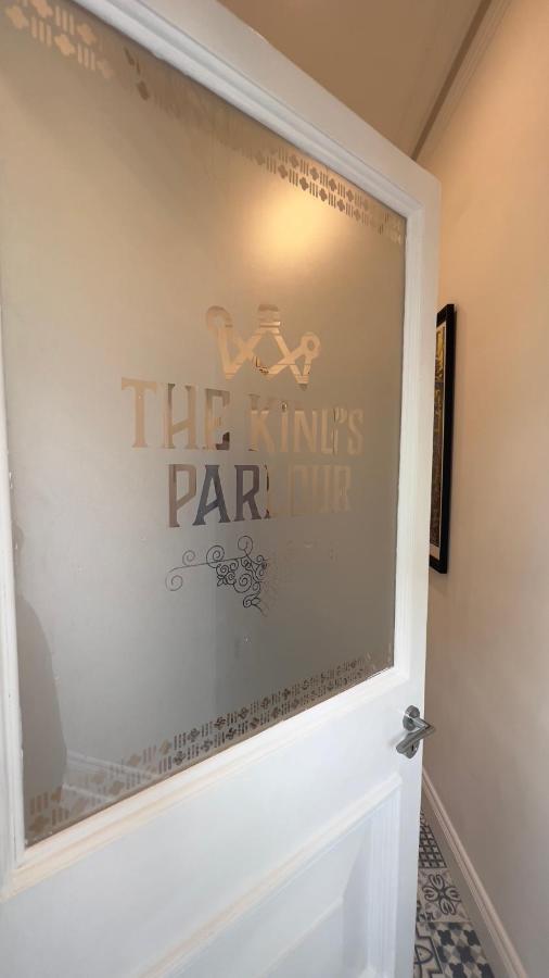 דירות The King'S Parlour Whitehead מראה חיצוני תמונה